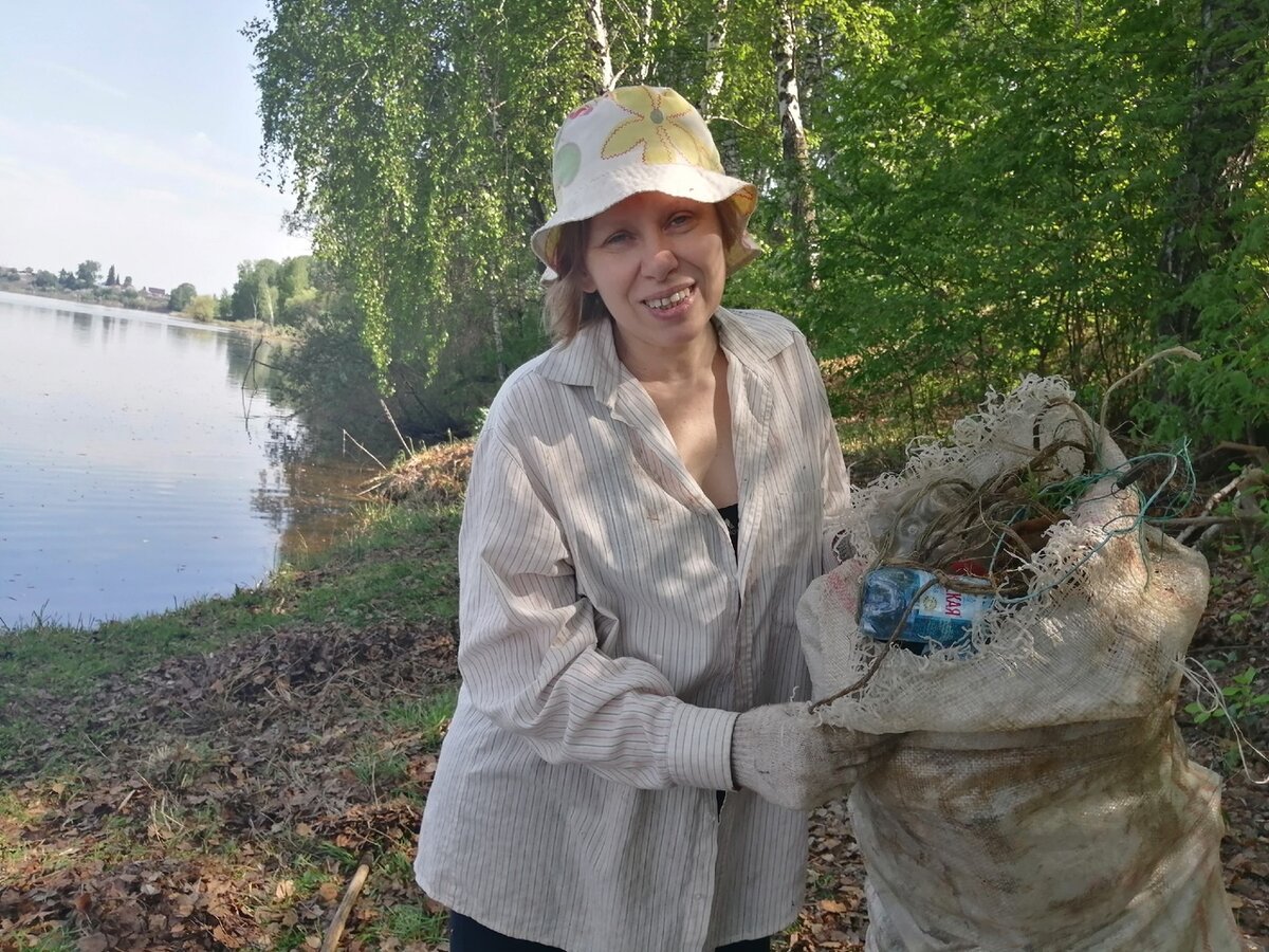Пластик, битое стекло, в огромном количестве обрывки рыболовных сетей, клочки автопокрышек, жестянки и прочая дрянь в этом мешке
