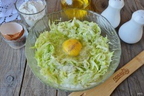 Добавьте сырое яйцо, соль и пару щепоток черного молотого перца. По желанию любые другие специи и ароматные травы. Перемешайте. 