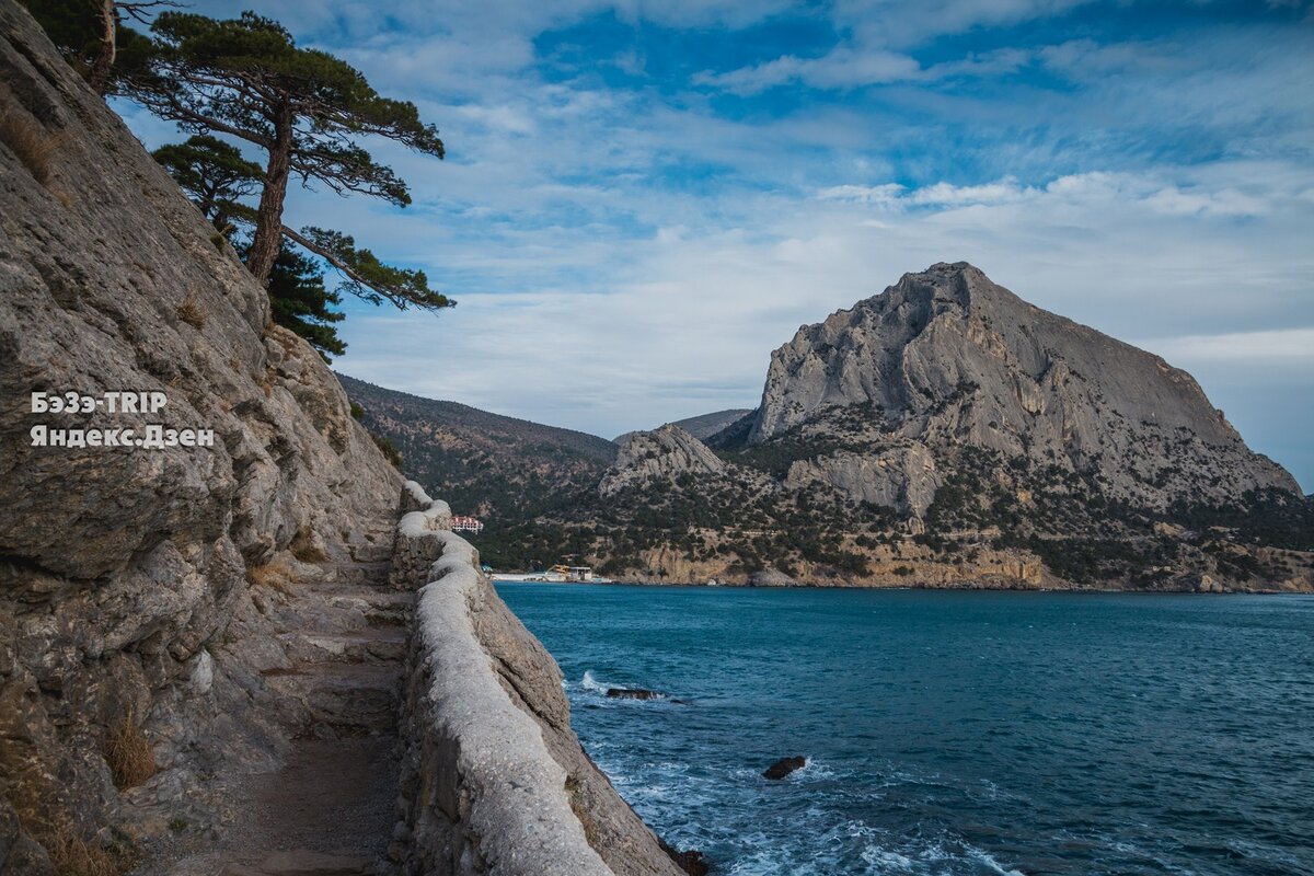 Сам Николай II бывал в этом крымском гроте. Кто найдет меня на фото, тот глазастый:)