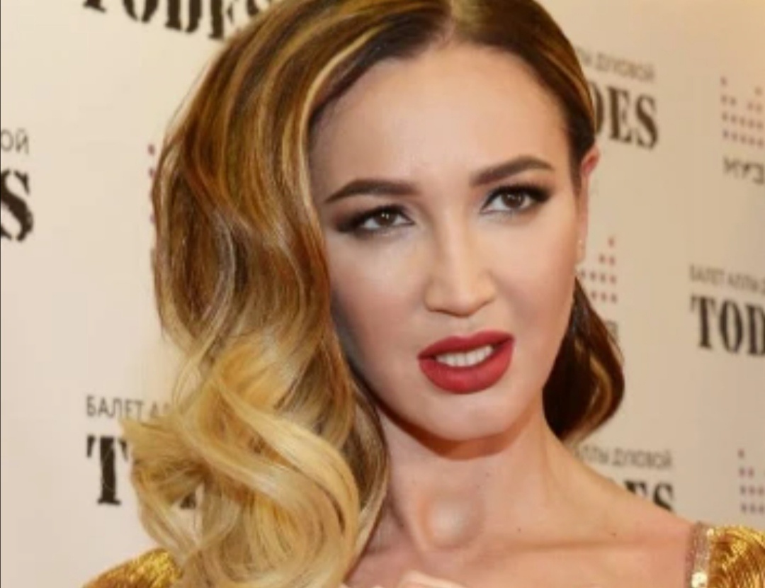 Ольга Бузова умеет создать шум из ничего. В личный блог звезда выложила домашнее селфи, запечатлевшись в, казалось бы, скромном топе. Однако внимательные подписчики разглядели — под ним нет бюстгальтера. Что тут началось!«Теремок»Анна Адамайтес07:4412.05.2020«Бесстыдница!»: Ольга Бузова «забыла» надеть белье под облегающий топВ Сети тут же развернулись баталии по поводу образа звезды.«Бесстыдница!»: Ольга Бузова «забыла» надеть белье под облегающий топОльга Бузова. Фото Global look press.Ольга Бузова умеет создать шум из ничего. В личный блог звезда выложила домашнее селфи, запечатлевшись в, казалось бы, скромном топе. Однако внимательные подписчики разглядели — под ним нет бюстгальтера. Что тут началось!БОЛЬШЕ ПО ТЕМЕ«Не вижу нарушения»: Собчак оправдалась за веселую вечеринку с друзьямиНакануне светская львица встретилась на квартирнике со звездами шоу-бизнеса.После первого комментария на эту тему, практически каждый фолловер, зашедший в аккаунт поющей ведущей, посчитал нужным высказаться по этому поводу.«Немедленно надень белье! Бесстыдница!», «Оль, у тебя грудь такая хорошая, ровная прям стала, такая ты сейчас красивая. Даве, наверное, нравишься», «Давайте все дружно скинемся Оле на бюстгальтер», «Я больше не буду спать», «Носить майку без лифа – это тренд, красиво, или что?», «Сексуальная», «Экстра-класс! Так лучше, чем в гимнастерке», «Дикий ор», «Хоть бы лифчик надела», «И правильно, что без бюстгальтера, телу тоже надо отдыхать», — можно увидеть в комментариях блога звезды.