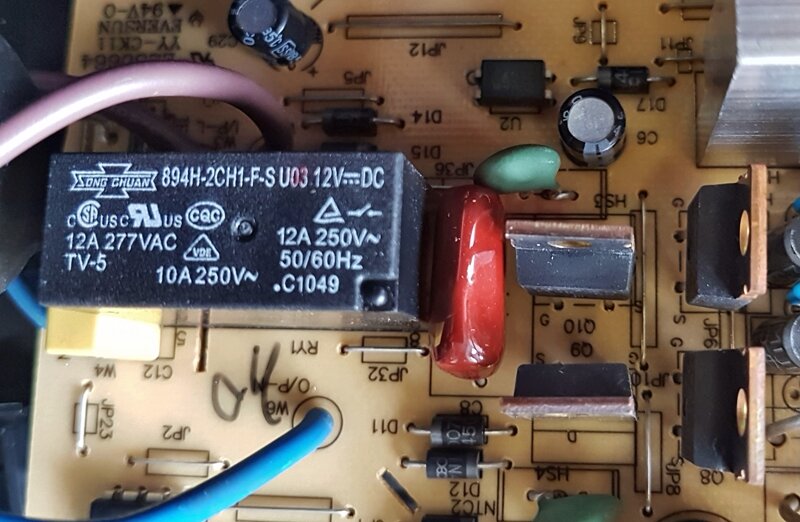 Простота ремонта и диагностики объяснятся наличием всего одного "слабого звена" - реле RY1 на плате ИБП