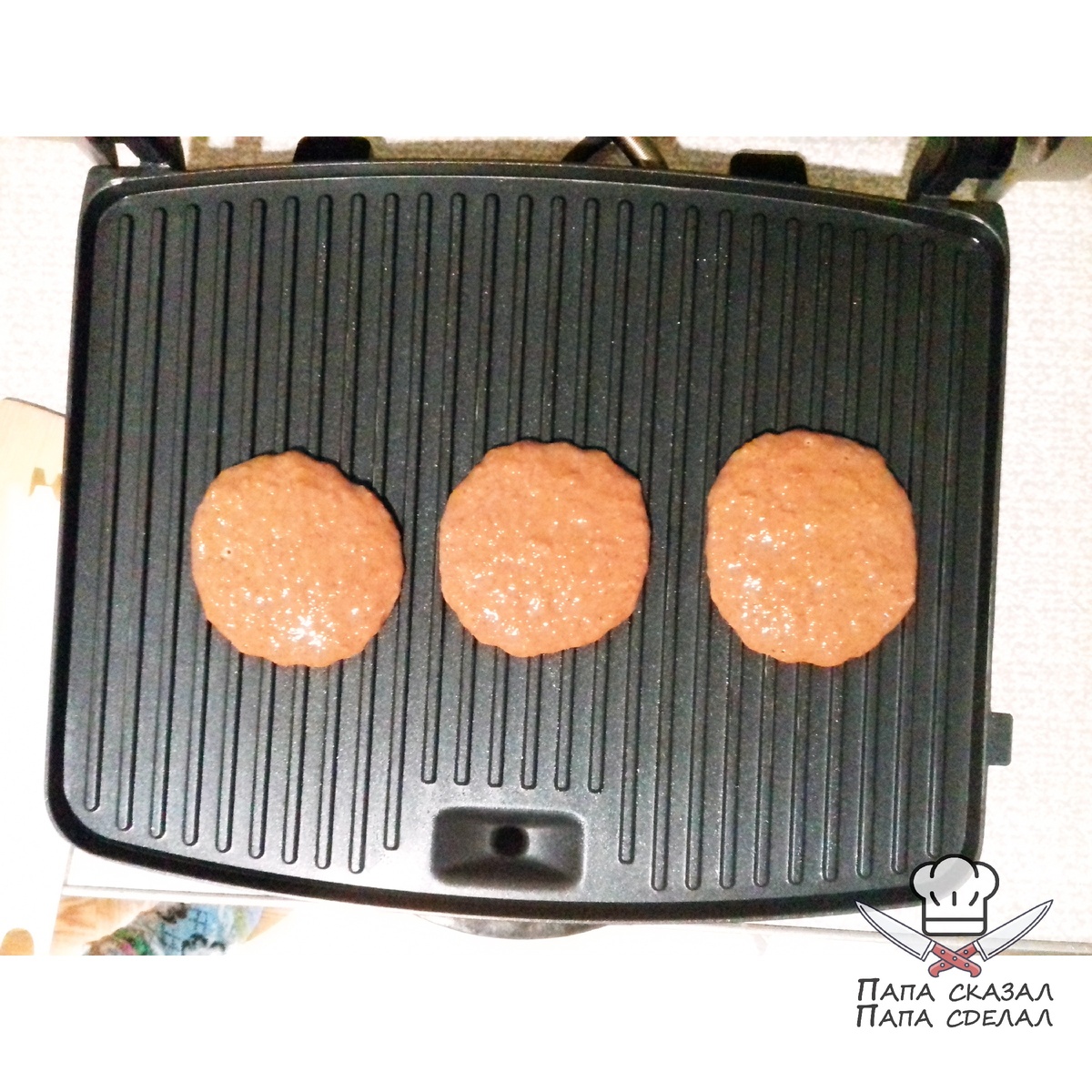 Первый блин чуть не свернулся комом. Сначала решил поджаривать на маленькой мощности, вовремя понял, что оладьям это не нравится. В итоге на мощности выше средней все 9 оладушек получились отменными