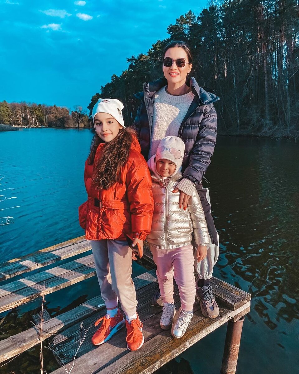Дочкам телеведущей сегодня 4 и 10 лет.