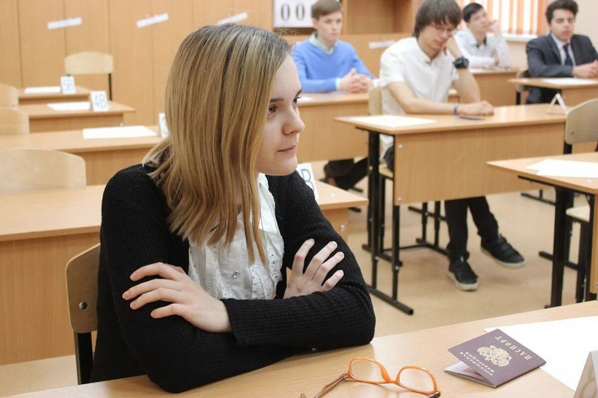 аудитория экзамен. школьники на егэ. государственный экзамен в вузе. школа егэ. школьники на экзамене.