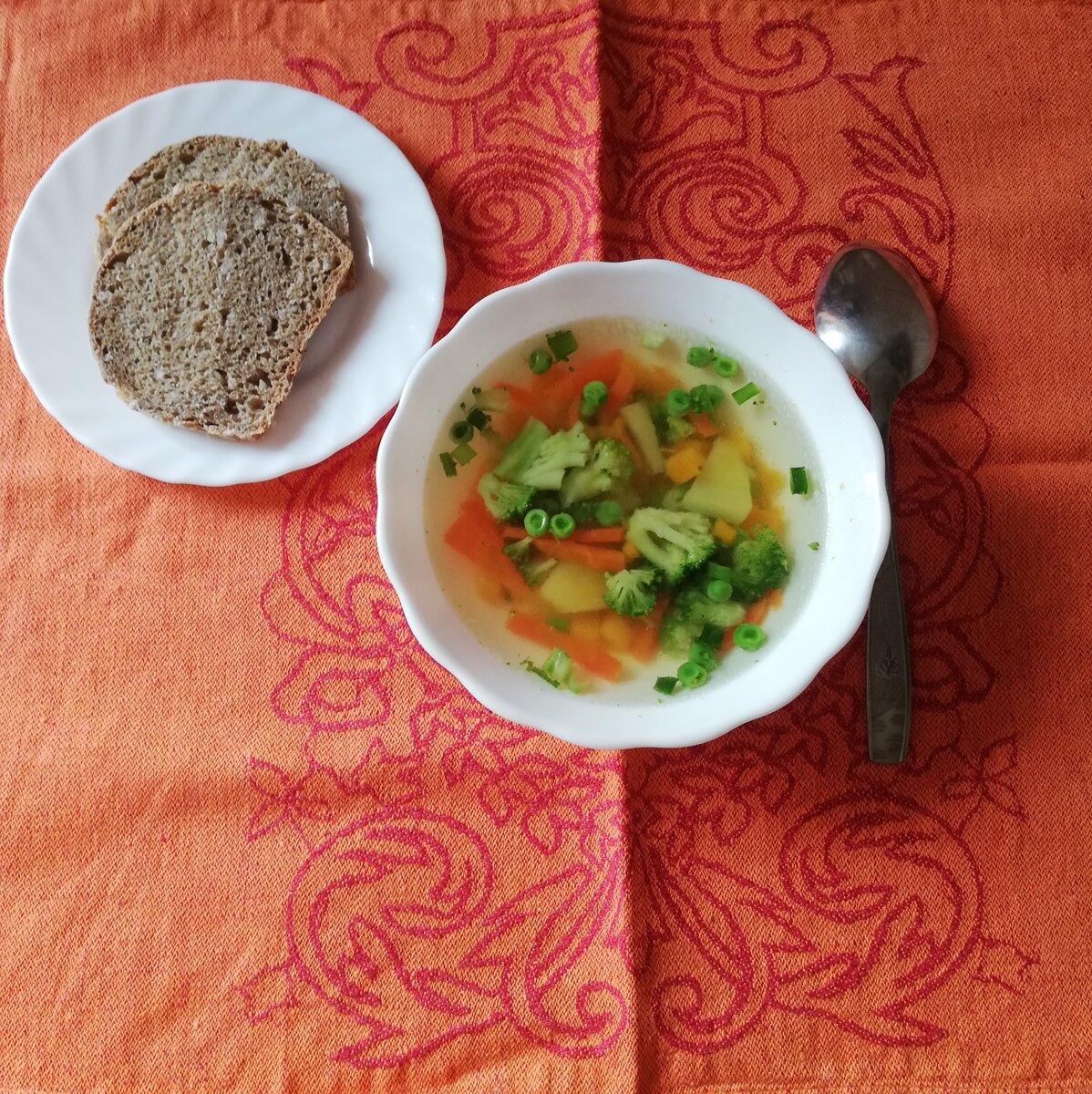 Суп получился легкий, ароматный, красивый и вкусный.  Нашей компании понравился.