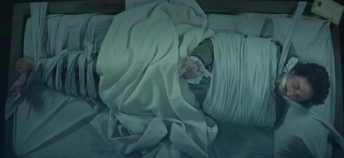 Кадр из фильма. После усыпляющего газа при смене этажей.