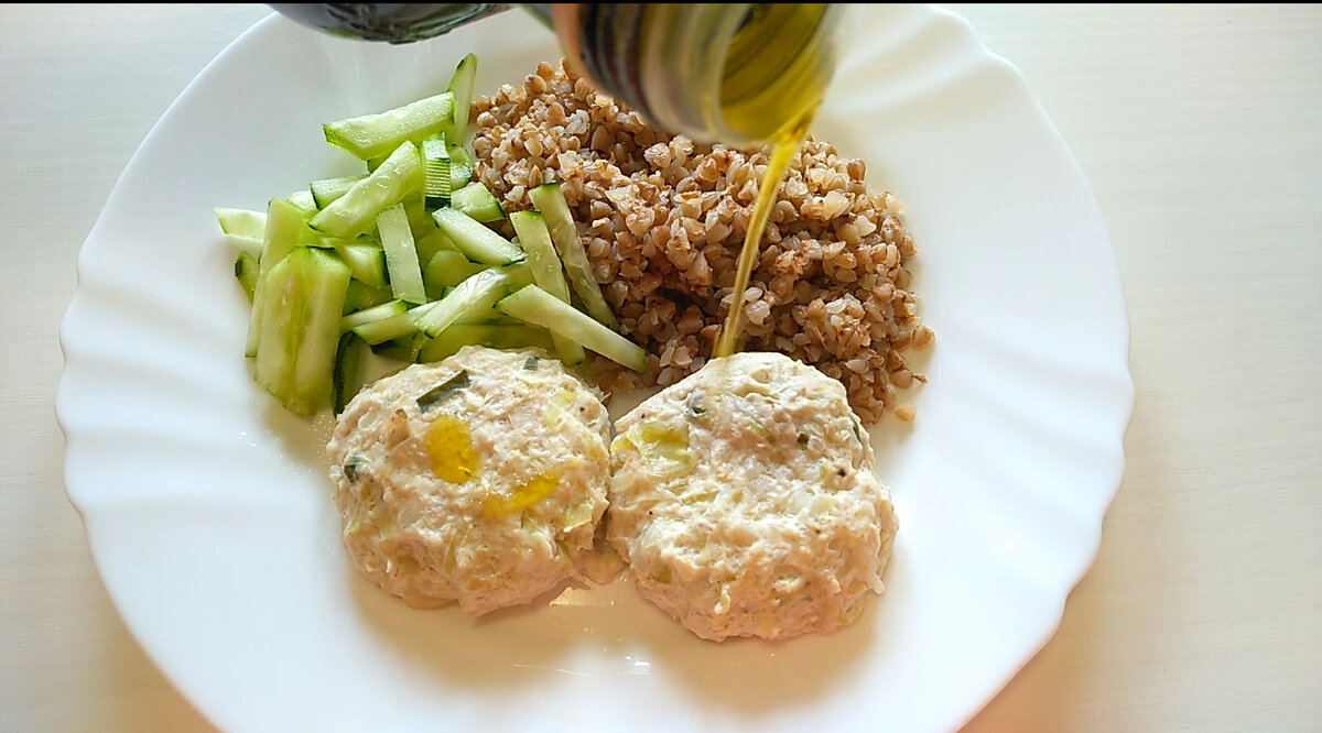 Всем доброго дня! Сегодня приготовим обед, он будет не только прост в приготовлении но ещё очень полезный. Сочные куриные котлеты с капустой на пару, салат из свежих овощей и на гарнир всеми любимая гречка - Просто Вкусно и Полезно!