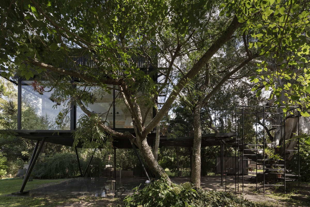 Чёрный домик у дерева | Частная Архитектура | Дзен