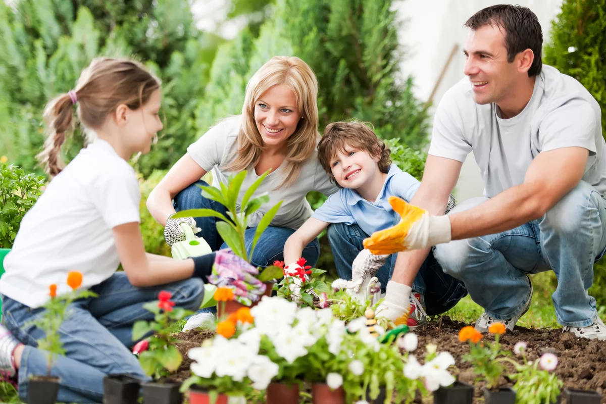 Дети и природа. Счастливая семья в саду. Ребенок в семье. Семейный праздник на природе.