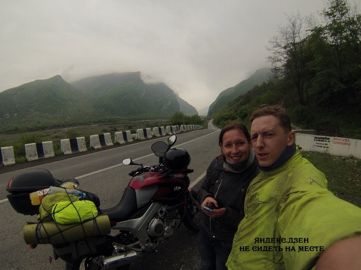 В начале красивой части Военно-Грузинской дороги, здесь всё уже зелено