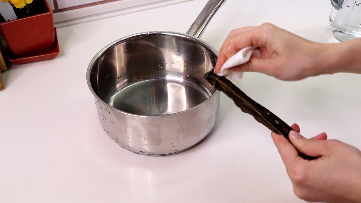 Сушеную водоросль Комбу (5 грамм) протрем смоченным бумажным полотенцем.