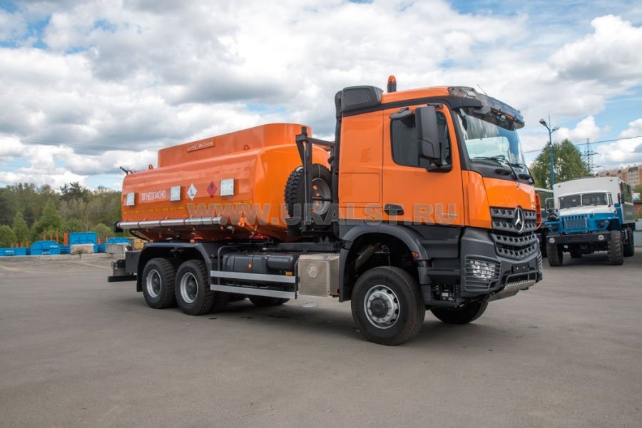 УралСпецТранс изготовил новый автотопливозаправщик на базе Mercedes-Benz Actros