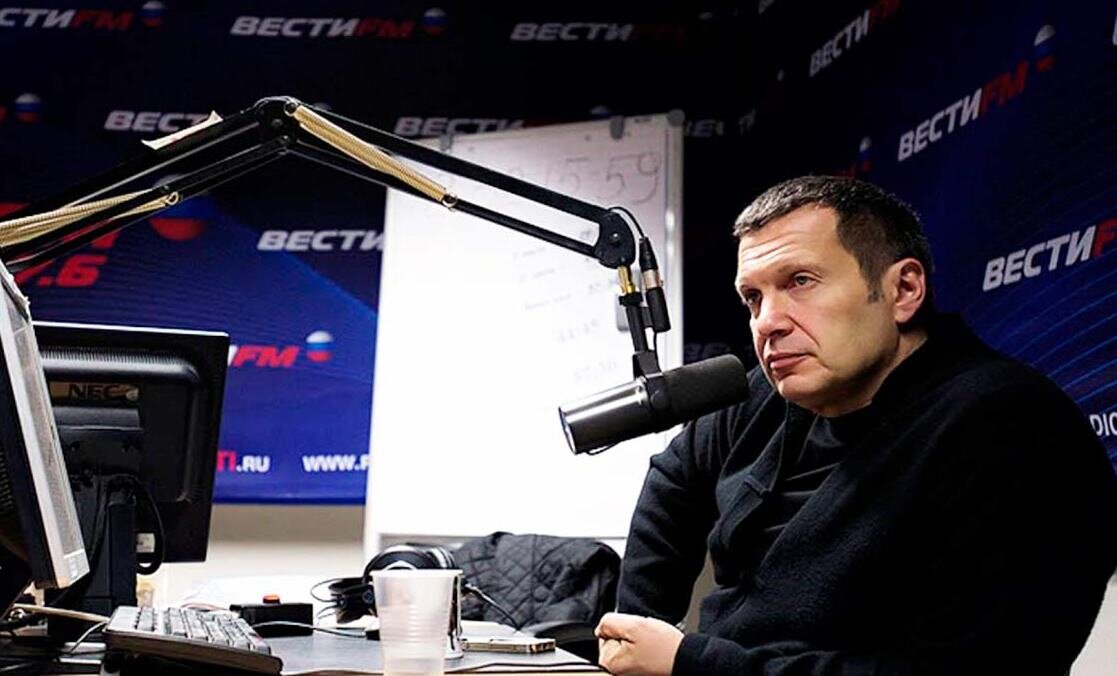 Мы знаем неоднозначное отношение россиян к телеведущему Владимиру Соловьеву. Знаем, что одни обожают гения пропаганды, а вторые считают его обманщиком и популистом. Но ДБЛЗМ не будет рисковать.-2
