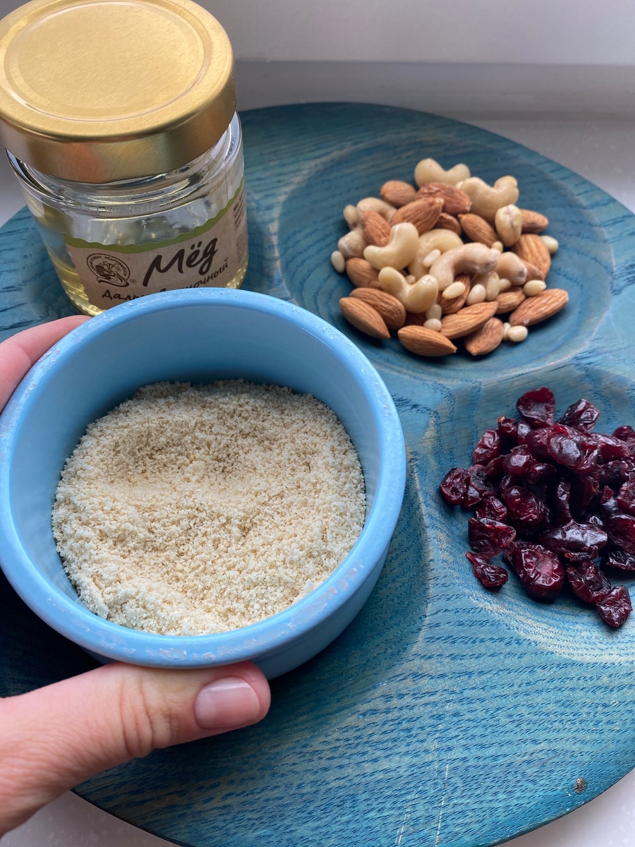 Кешью (сырой) перемалываем в крошку. Она понадобится для обсыпки конфеток. Оставшуюся крошку можно использовать в каши и салаты.