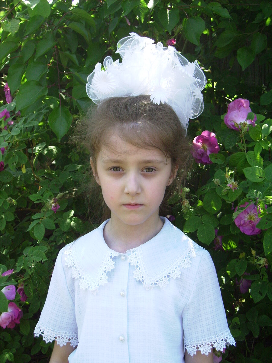 1 класс, вернее его окончание. Я тут кажусь какой-то грустной, но я не грустная, я серьезная, скорее(я была очень серьезным ребенком :D).

