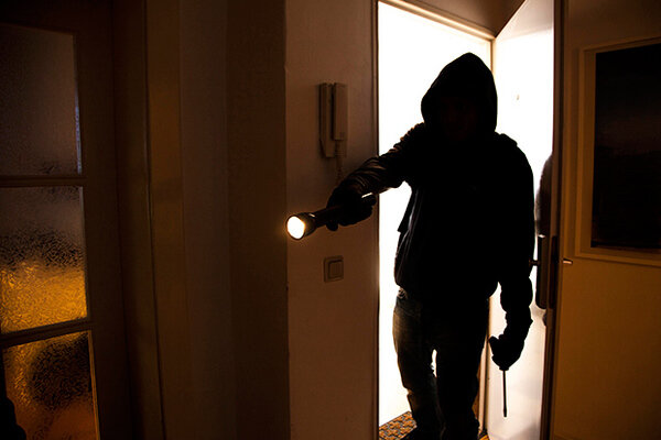 Вор залез в дом Грабитель в квартире Фото из интернета