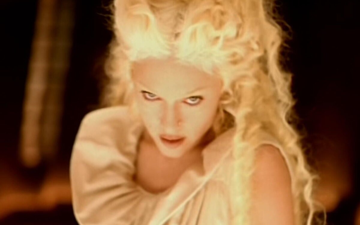 скриншот клипа "Bedtime stories"