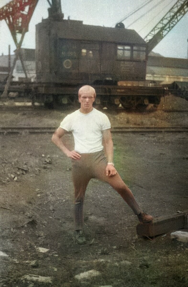 Это один из знакомых парней, Сенька. Фамилию по причинам отдаленности событий не упомню уже. Частенько во время укладки работали в паре на кране-разборщике, стропили снимаемую с магистральных путей рельсо-шпальную решетку.