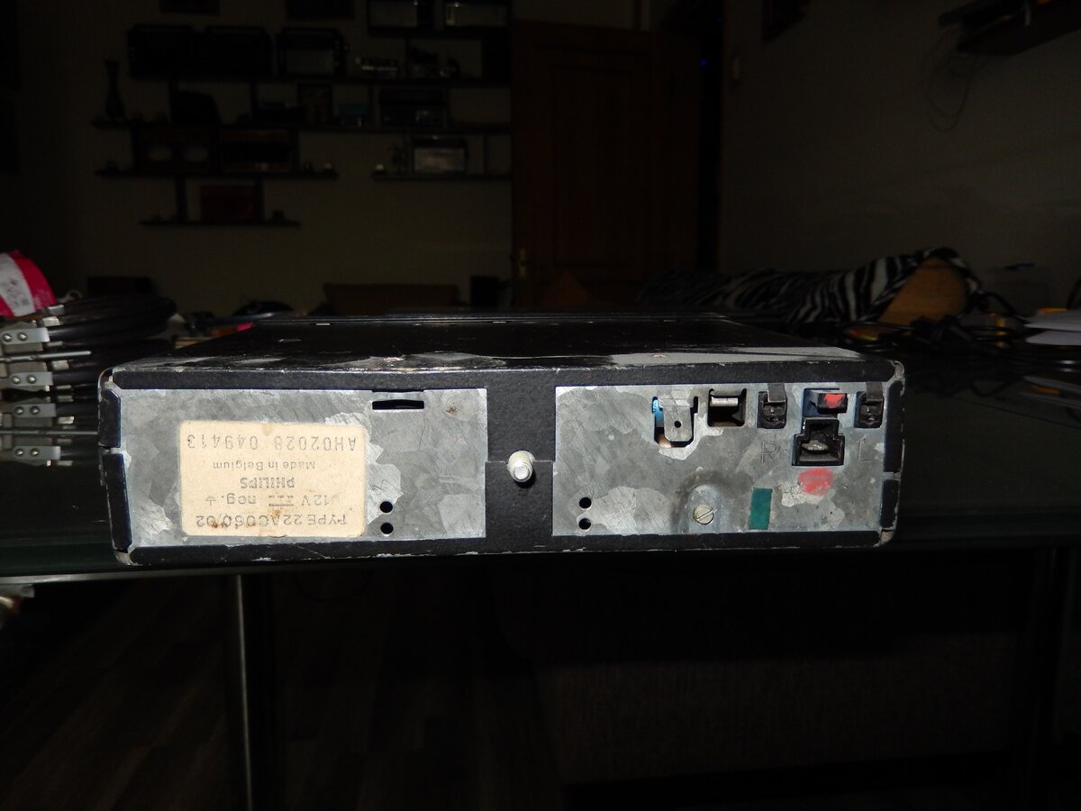 Подключение магнитофона-плеера Philips MK060-2 в автомобиле, не составляет труда, даже без инструкции.