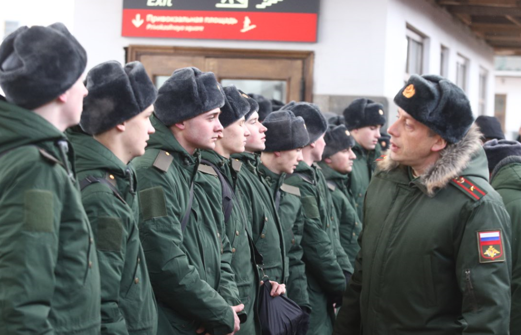    Первая партия призывников отправится на военную службу из Красноярска уже в июне. Сейчас в городе формируют набор.