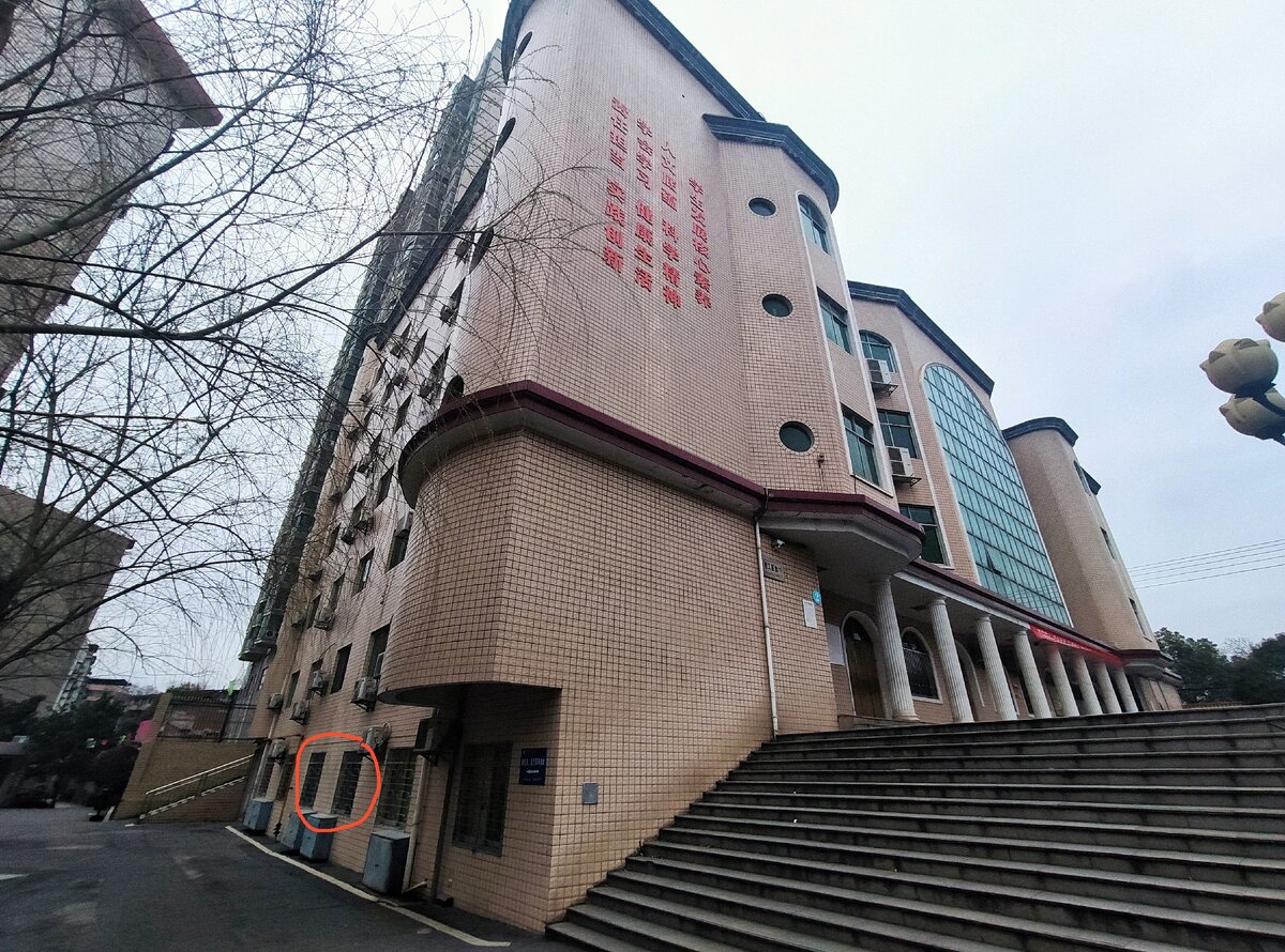 Я живу в старшей школе, в отдельной квартире. На фото выделил два окна, вот там я и живу