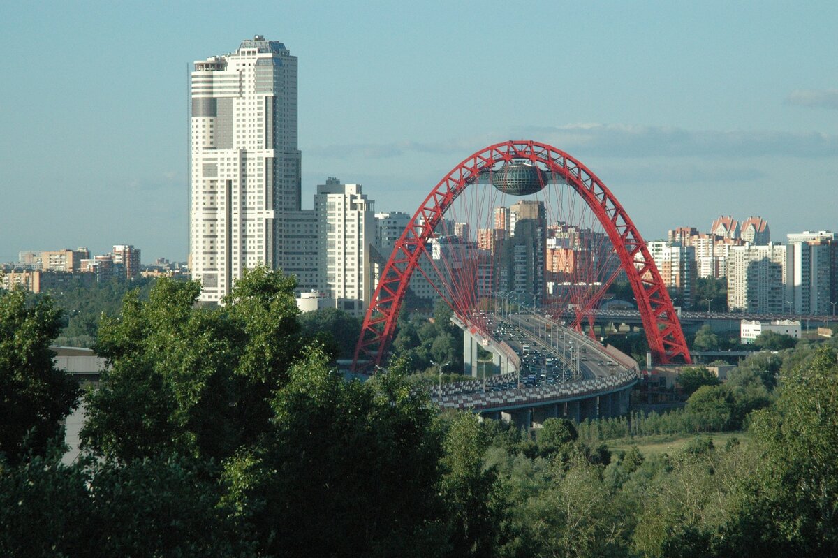 На фото: Живописный мост в районе Крылатское