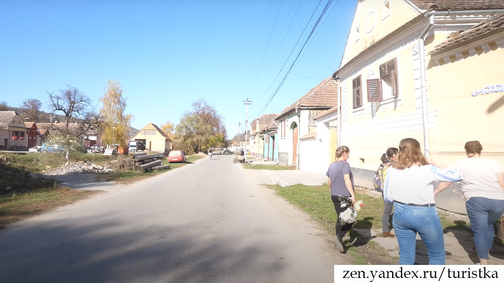 Погода была достаточно прохладная и я ходила в легкой куртке