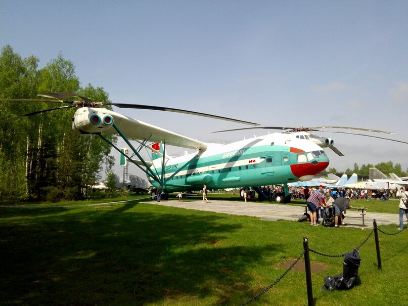          В-12 ( МИ-12 ). Вес вертолета 70 тонн, грузоподъемность 45 тонн.
