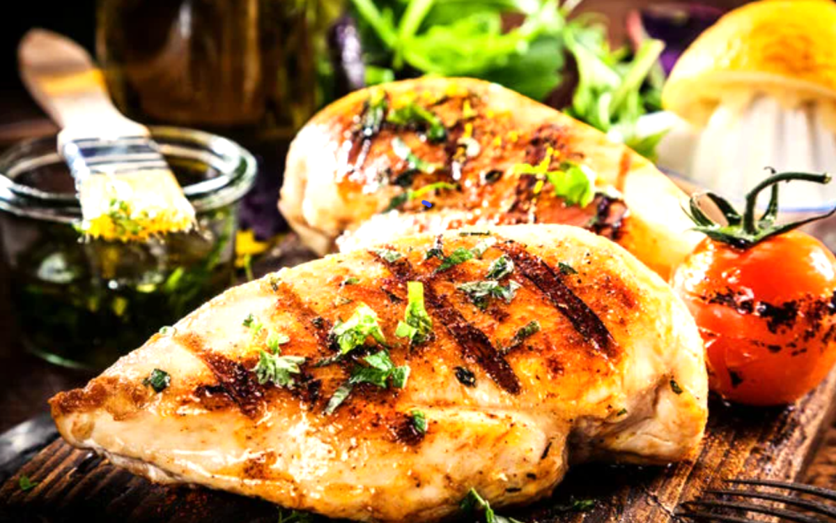 Запеченная куриная грудка очень насыщает.