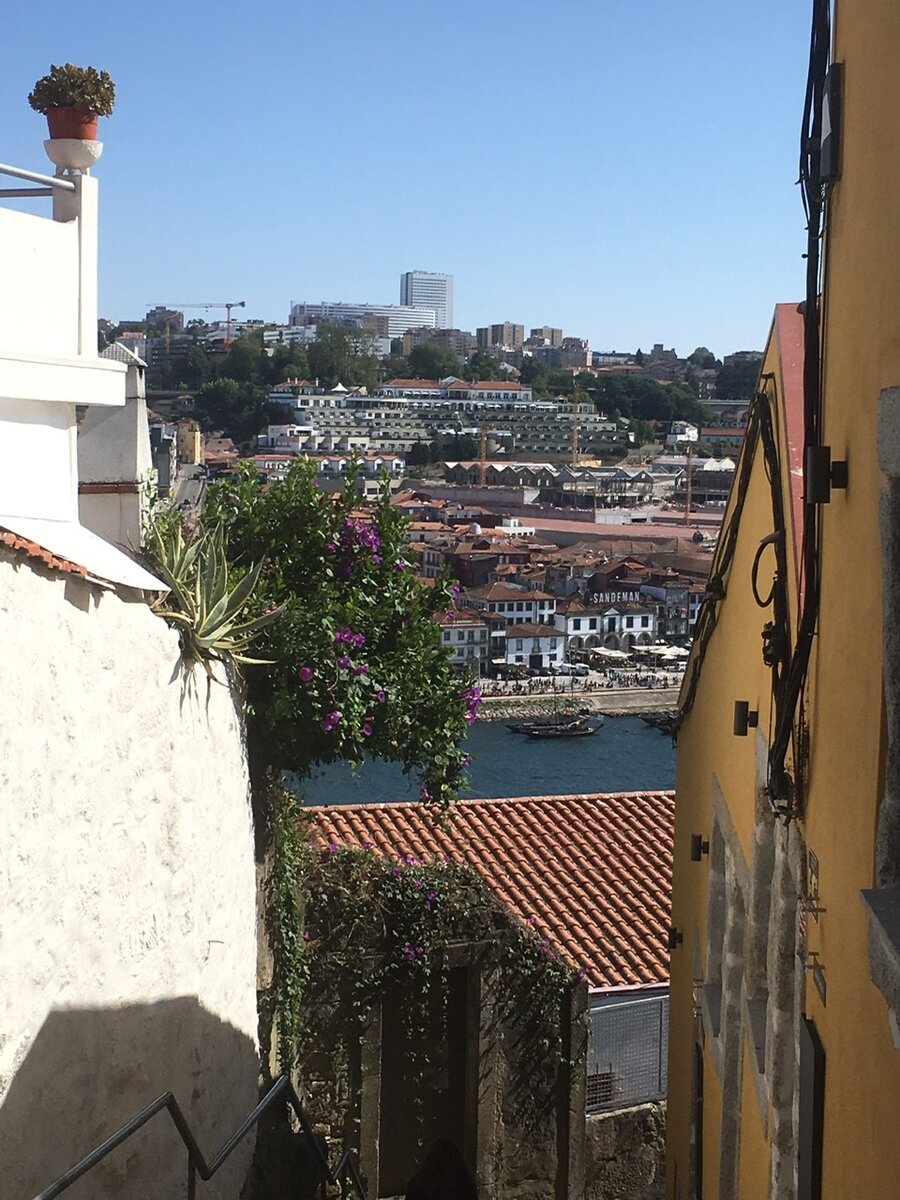 По переулкам старого города вышли к реке Дору