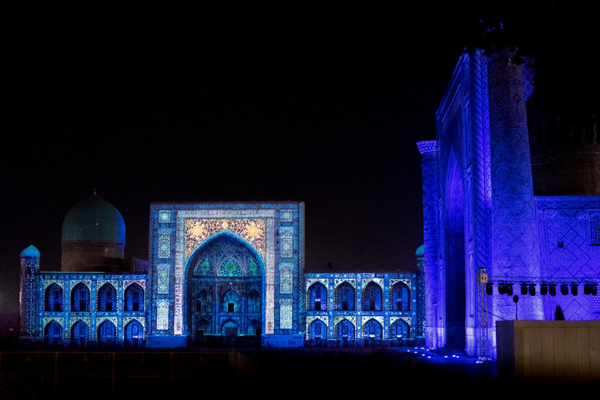 Регистан в подсветке лазеров.