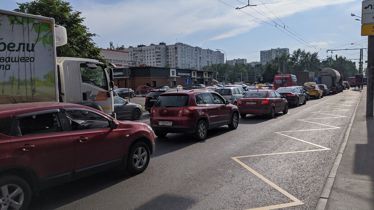 Снова пробки. Обратите внимание - выделенную полосу для автобусов никто не занимает