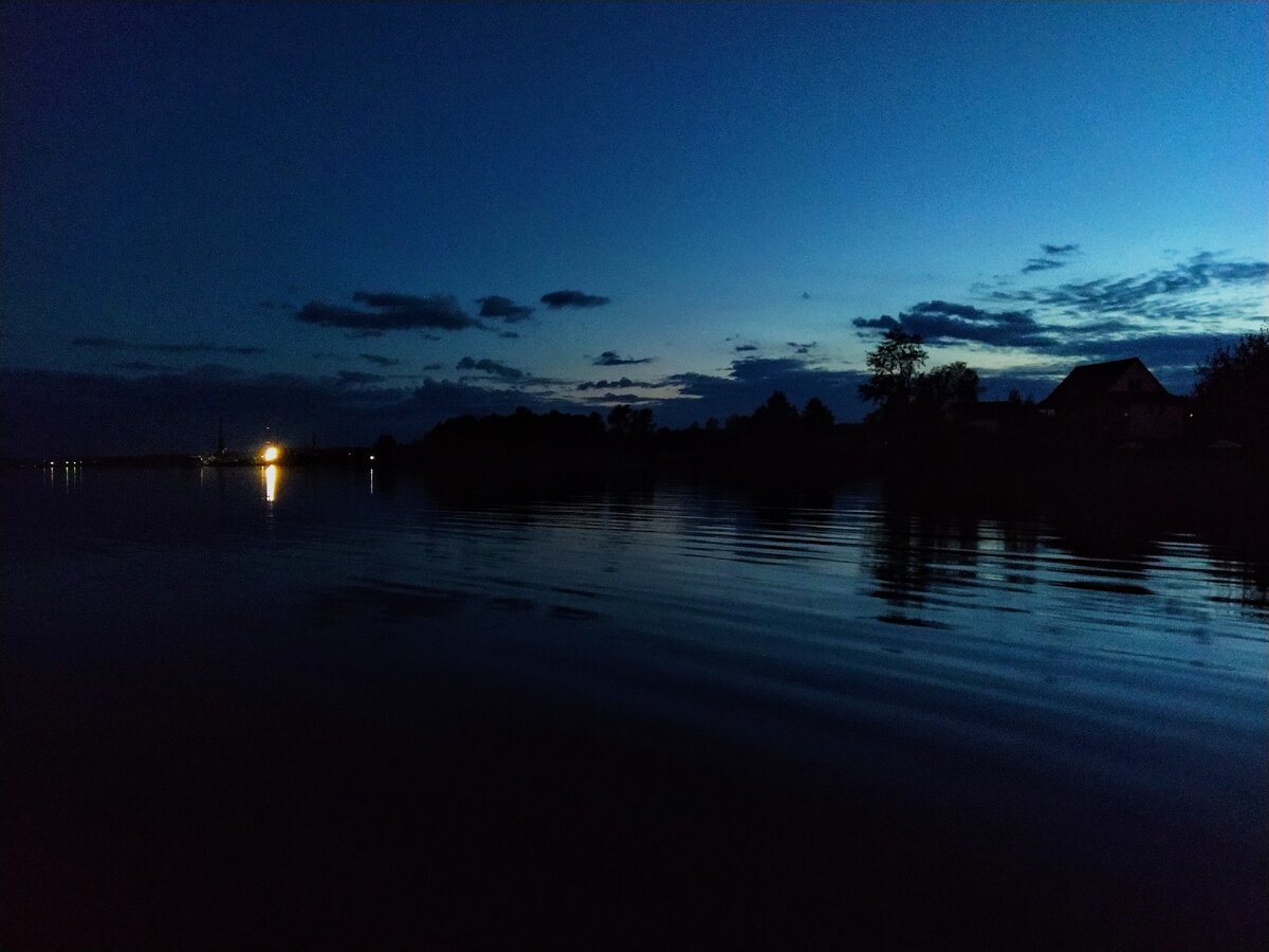 Темная вода темной ночью иногда может напугать