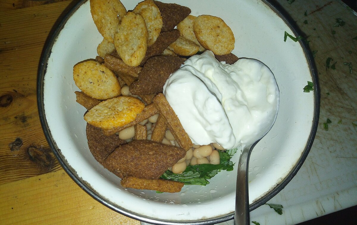 это в упаковке смесь сухариков оказалась, типа микс, так салат интересней получился