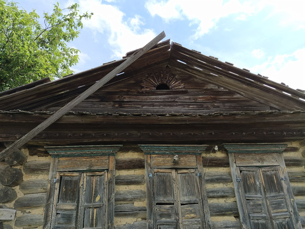 Катя: Фотай !! дом!! Повис на слове: Да зачем ..(фотографировать эту старую рухлядь).. Ах, да смотри на фронтоне Заря.  На Заре....
Небеса зовут меня ..