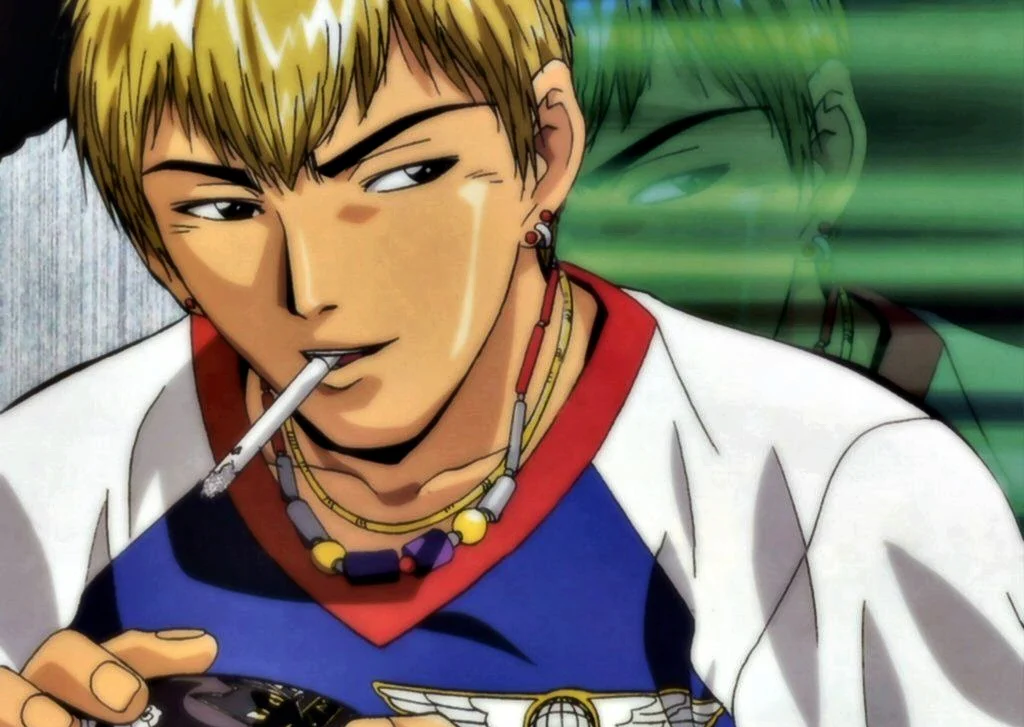 Эйкити Онидзука («22 года, холост», - как он сам любит представляться) - настоящий ужас на двух колесах, член нагоняющей ужас на горожан банды мотоциклистов, решает переквалифицироваться в… школьного учителя. Ведь в любом учебном заведении полным-полно аппетитных старшеклассниц в коротеньких юбочках! Но чем глубже примеривший необычную роль хулиган окунается в перипетии общего образования, тем сильнее он пытается переиначить место работы на свой манер - одерживая одну за другой победы над царящими в школе косностью, лицемерием, показухой и безразличием.