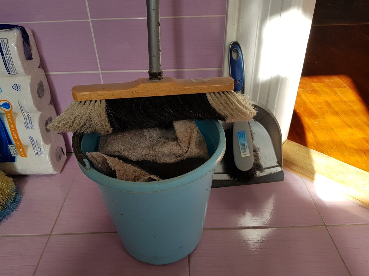 Устаревшие орудия труда уборщицы