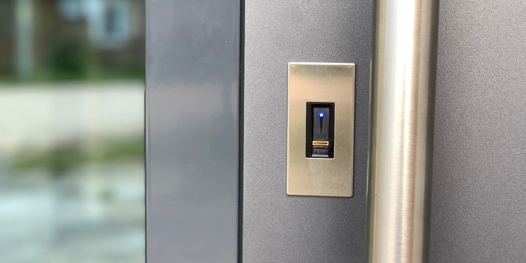 Дверь со сканером отпечатка пальца от компании Уютный Евродом