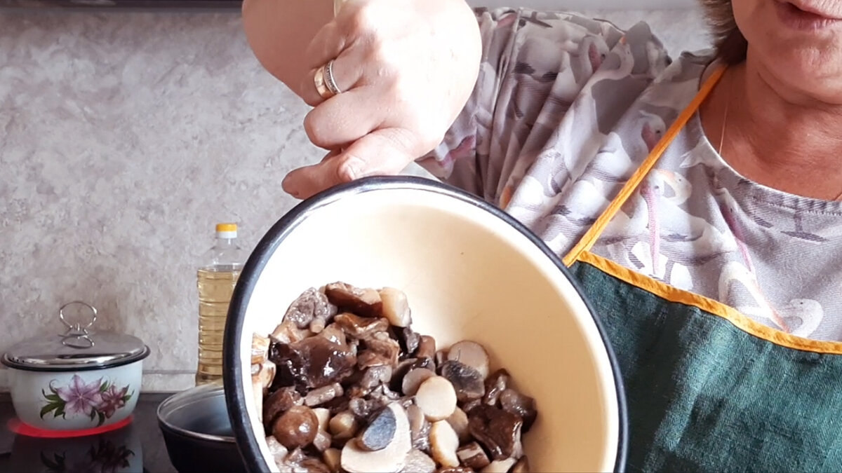 Промытые грибы откидываем на дуршлаг.