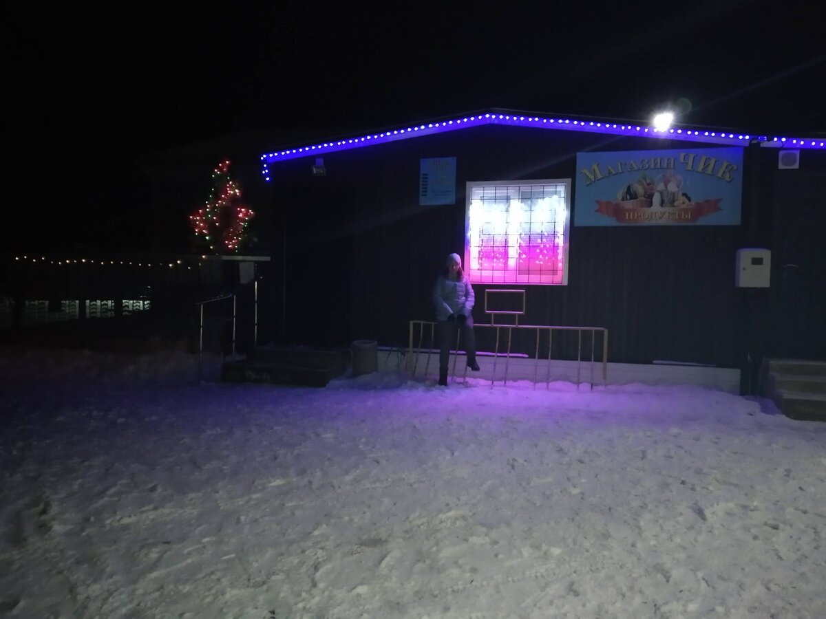 Это вид магазина на данный момент, фото сделано в прошлый Новый год. 