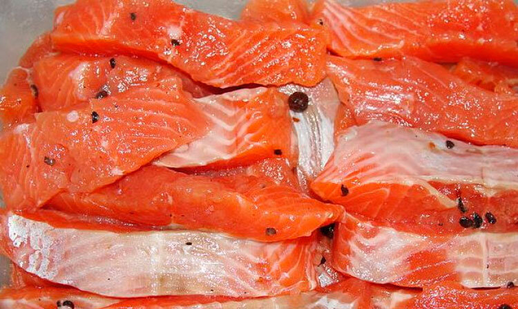 рыбу режу на небольшие кусочки,посыпаю солью,черным молотым перцем ,добавляю душистый перец и сбрызгиваю лимонным соком,отправляю мариноваться в холодильник на час.