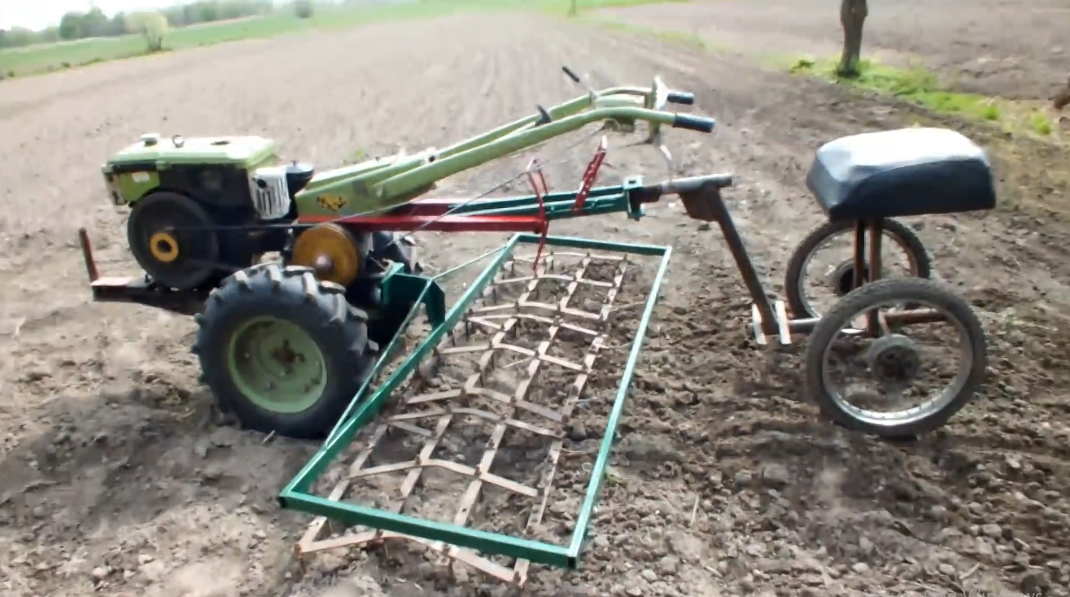 Мотоблок с боронами.