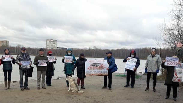 Жители Кожухово протестуют против застройки вблизи мелеющих Косинских озер. Фото: ОГЭД "НАМ ЗДЕСЬ ЖИТЬ!"