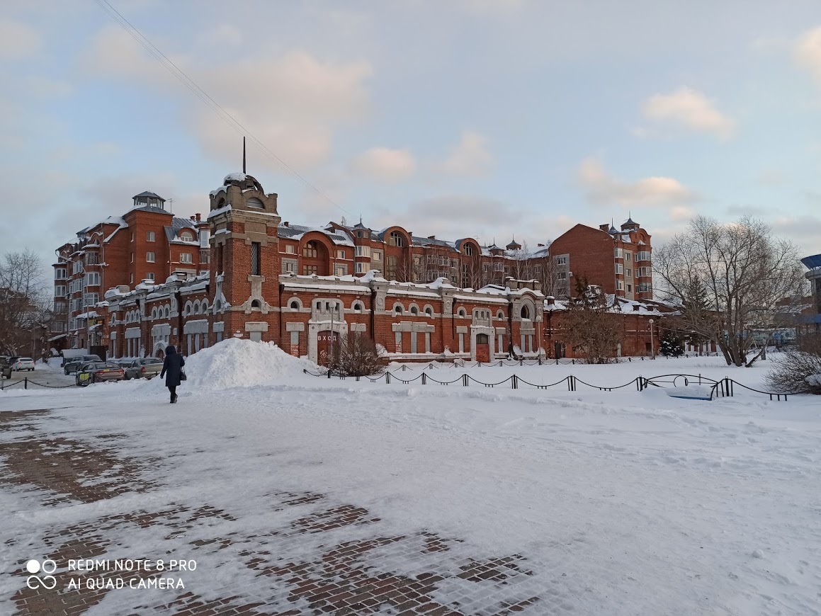 Архитектура Томска - новый дом вписан в ансамбль со старым зданием речного вокзала.