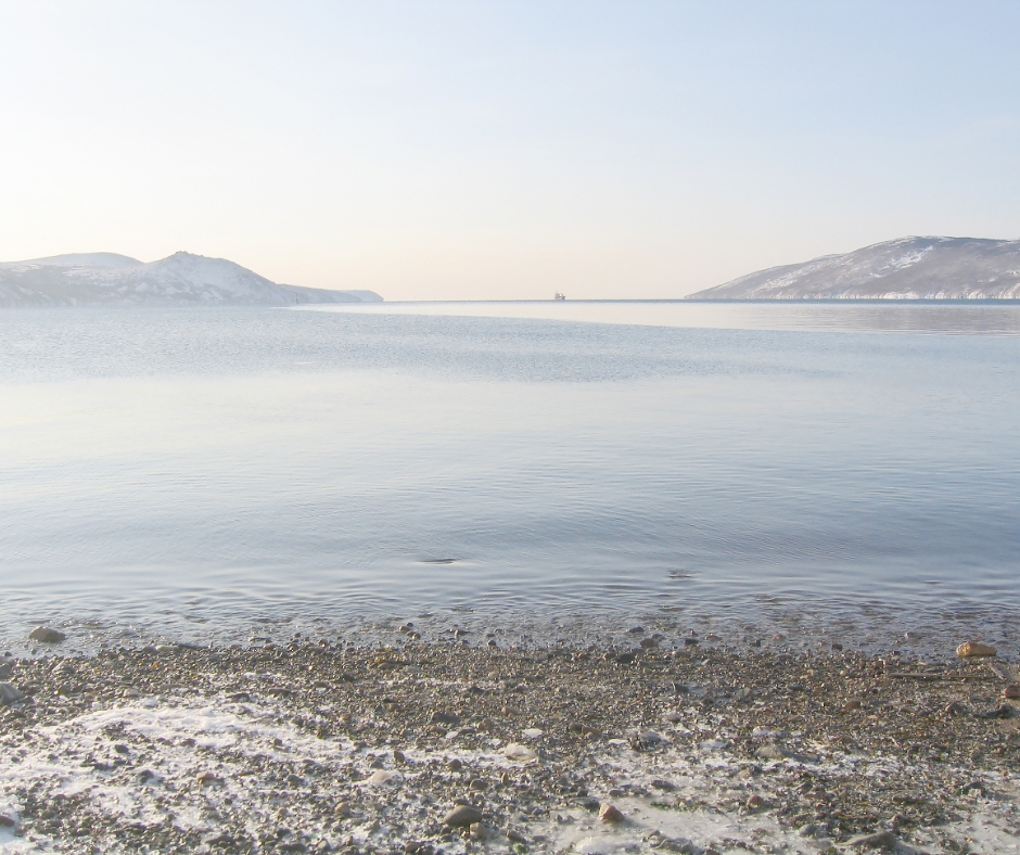 Следы памяти. Море зимой в Магадане. Фото с сайта canva.com/photos/. Свободная лицензия.