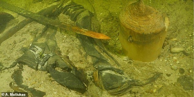 Скелет на стуле под водой