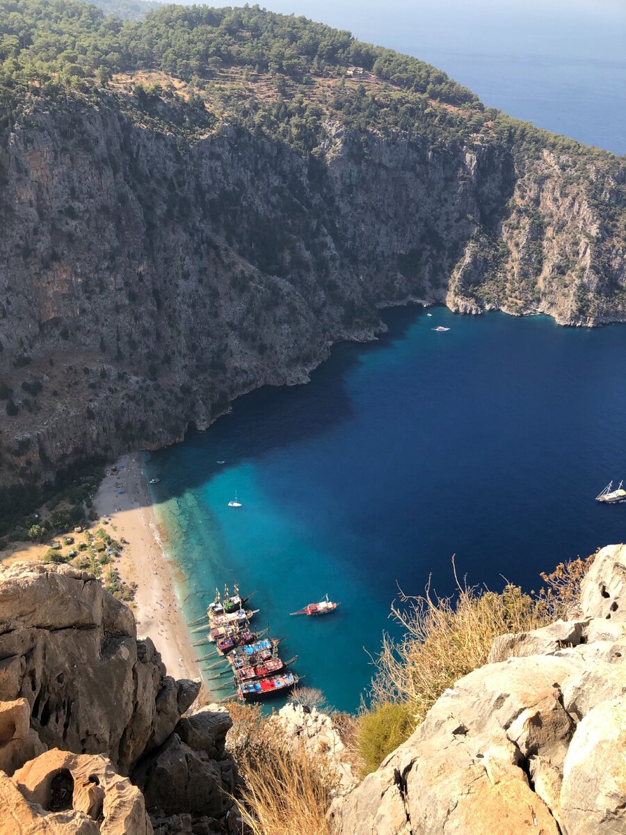 Я очень хотела красивую фоточку , так что пришлось поскакать по скалам , не смотря на то что это очень опасно , любое не правильное движение и можно сорваться вниз . Но тогда не о том было время думать , фоточку красивую я сделала , чем осталась довольна . А впечатлений на всю оставшуюся ! 