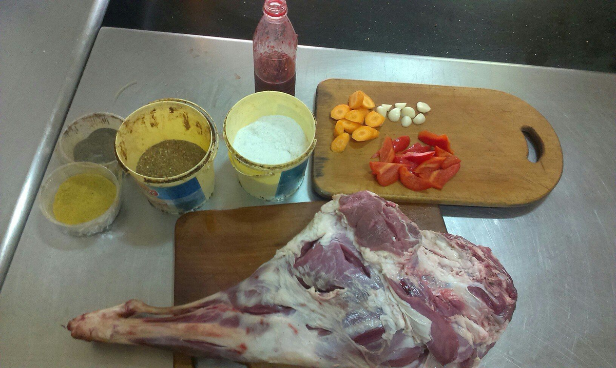 Значит так, берём одну баранью ножку,не модельной внешности,с жирком)я взял на 4 кг