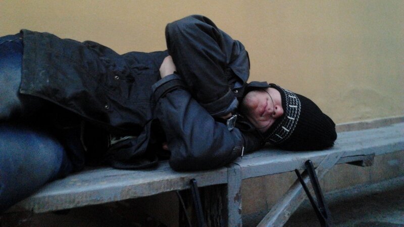 Витя на скамейке