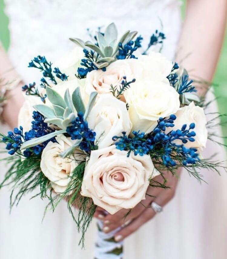 Голубая свадьба:пригласительные, платье невесты, зал,торт,смокинг жениха,букет невесты.